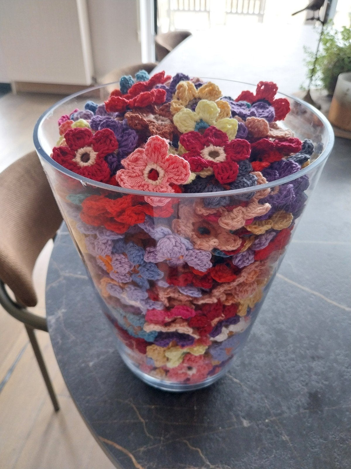 Vaas met 500  gehaakte bloemen in zomerkleurtjes, Hobby en Vrije tijd, Ophalen of Verzenden, Nieuw, Haken, Overige typen