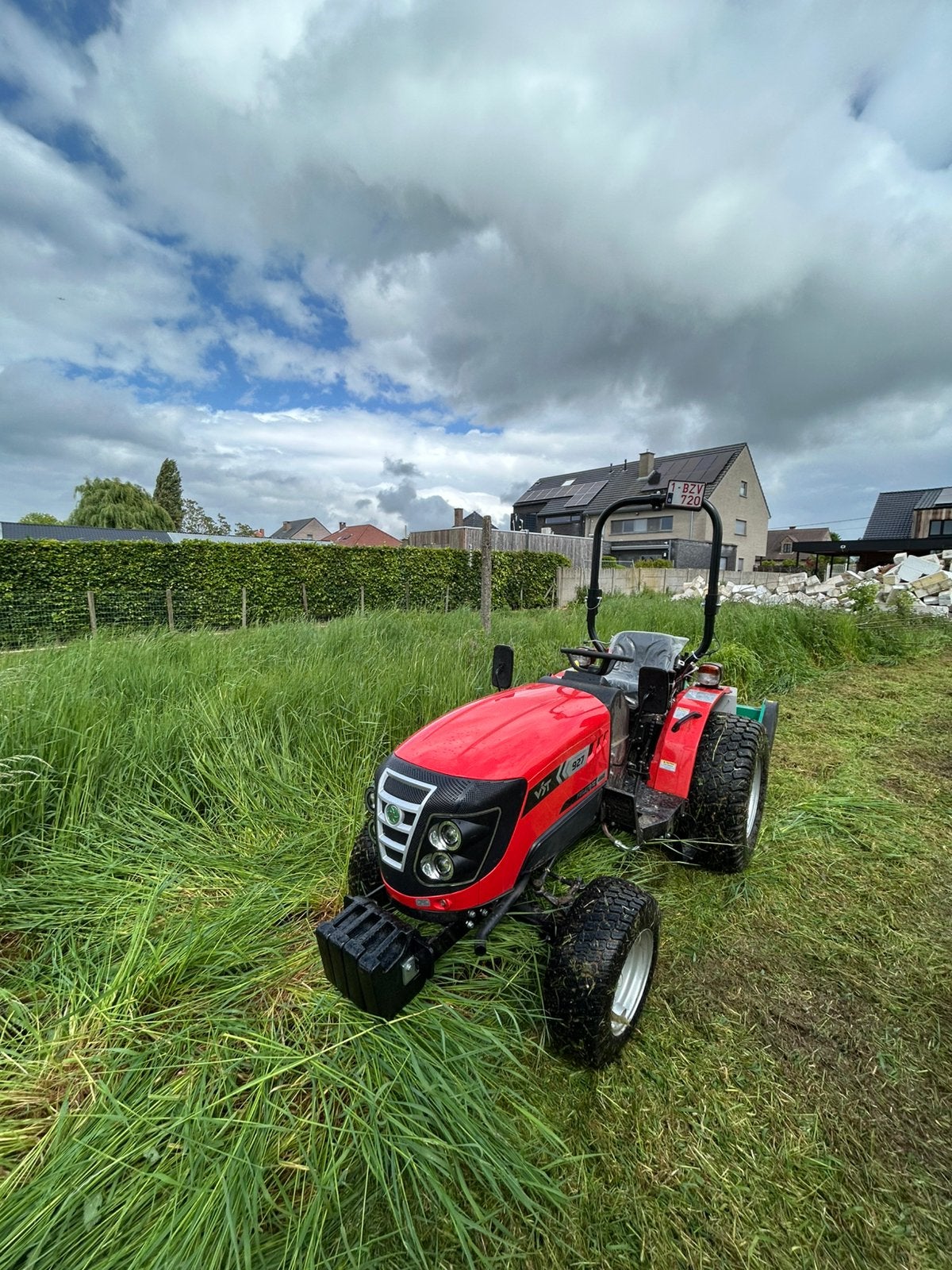 TE HUUR TRACTOR met klepelmaaier+ chauffeur, Ophalen, Gras