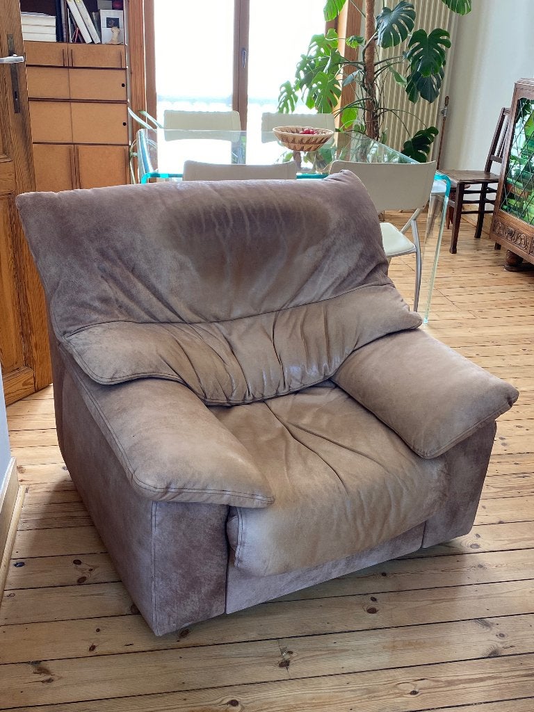 Suède leder fauteuil met pouf, Ophalen, Zo goed als nieuw, 75 tot 100 cm, Leer
