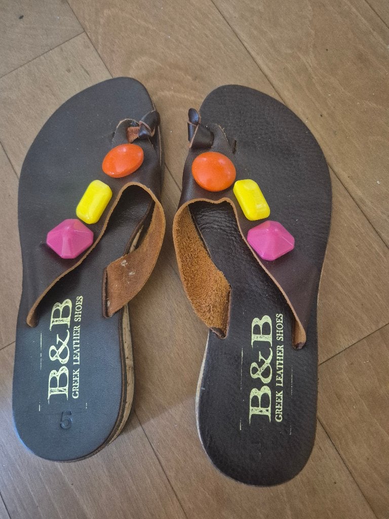 Tongs - marron avec pierres colorées - taille 5 (36), Enlèvement ou Envoi, Brun, Sandales de bain, Neuf
