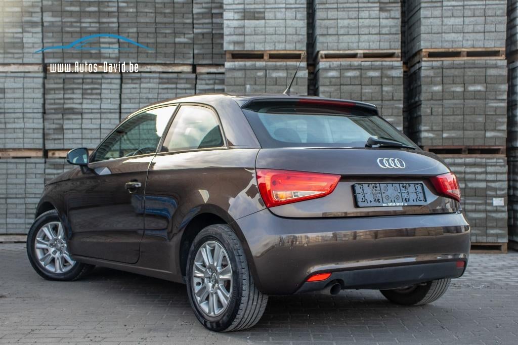 Audi A1 1.6 TDI / HISTORIEK / AIRCO / PARKEERSENSOREN, Auto's, Voorwielaandrijving, Stof, A1, Zwart
