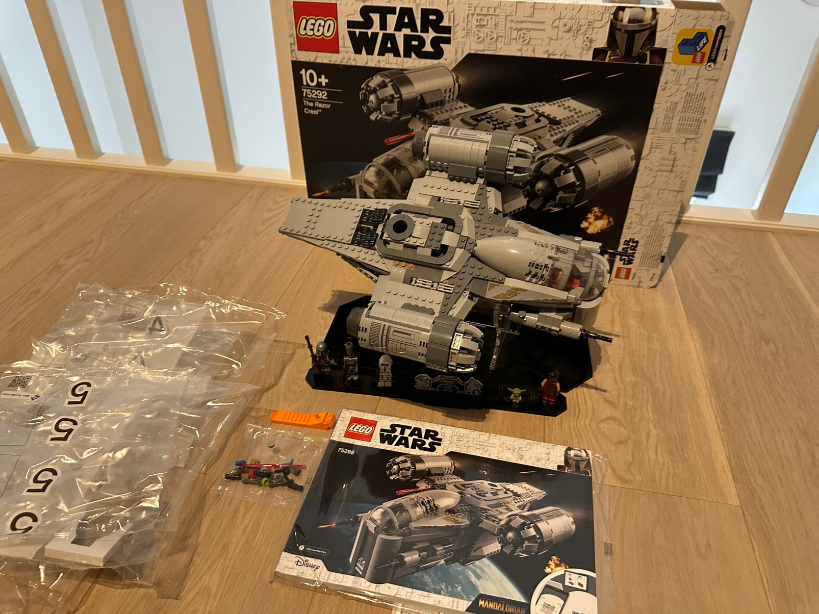 LEGO Star Wars 75292 Mandalorian Razor Crest INCL Displa, Lego, Ensemble complet, Comme neuf, Pièces supplémentaires incluses
