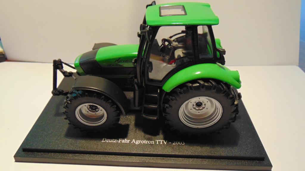 Model Tractor DEUTZ FAHR AGROTRON TTV - 2003 - 1/43, Ophalen of Verzenden, Zo goed als nieuw, Tractor of Landbouw, Universal Hobbies