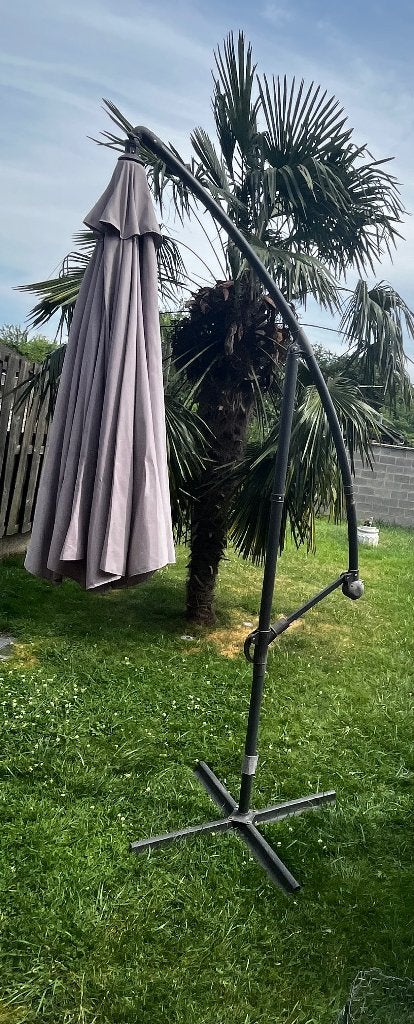 Parasol déporté avec son pied en croix, Inclinable, Enlèvement, Parasol sur pied, Utilisé