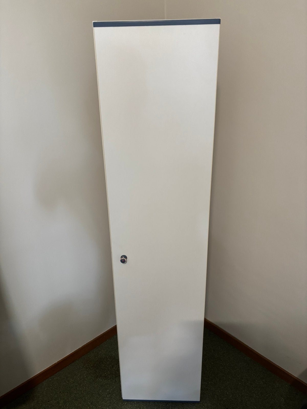 Hoge houten kledingkast, Enlèvement, Utilisé