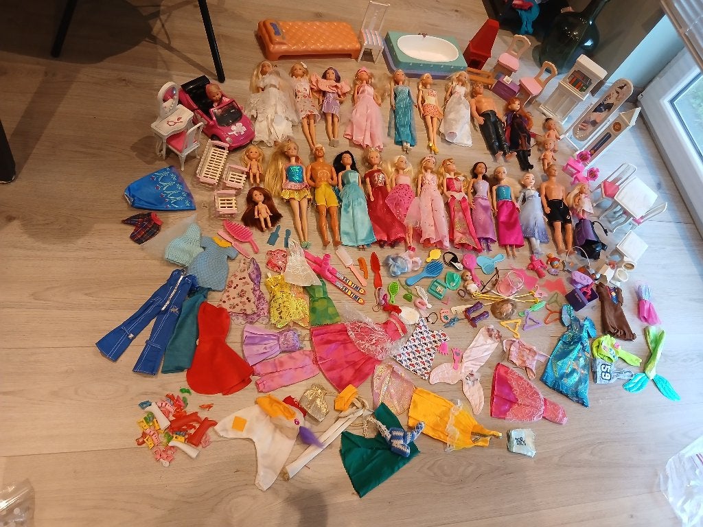 Barbiecollectie: 26 poppen, meubels, kledij, accessoires, Ophalen, Gebruikt, Barbie