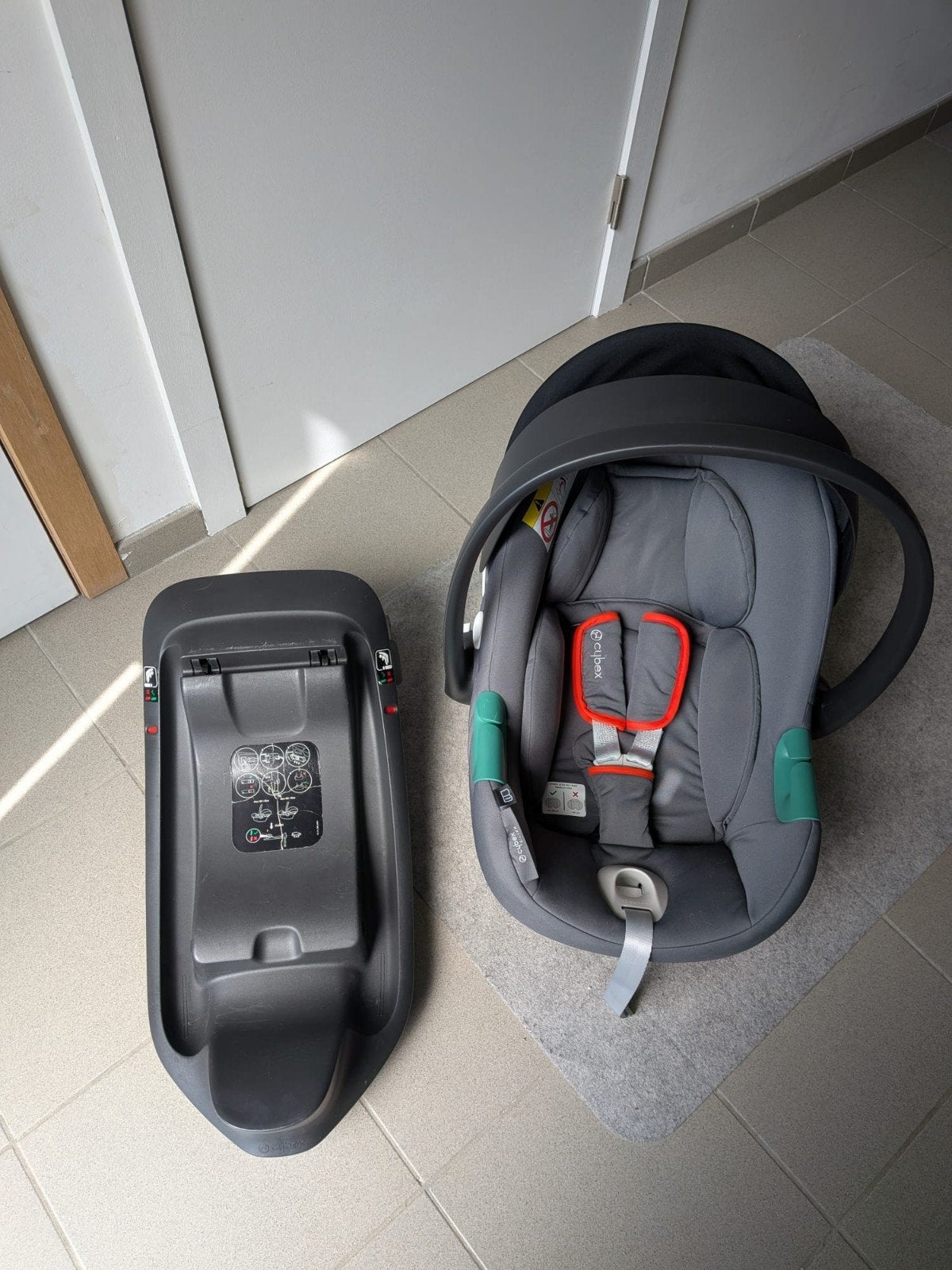 Cosy Cybex Aton B2 i-Size + Base Isofix (2 dispo), Autres marques, Comme neuf, Enlèvement, Ceinture de sécurité ou Isofix