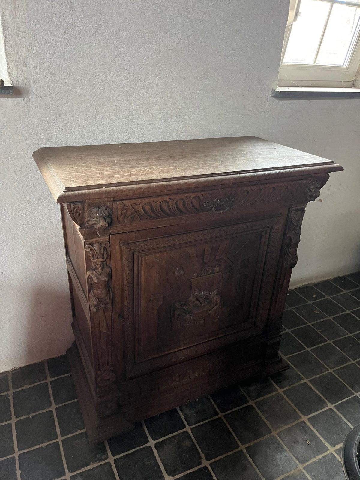 Armoire ancienne en bois avec sculptures, Antiquités & Art, Enlèvement