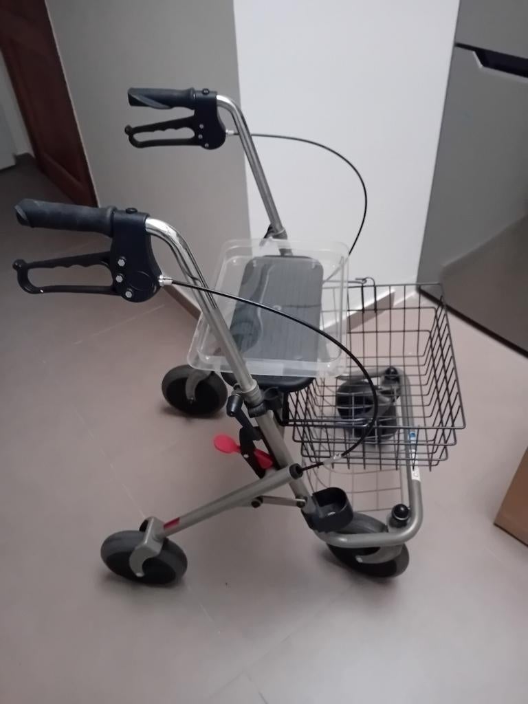 Opvouwbare rollator met 4 wielen. Voorzien van een uitneemba