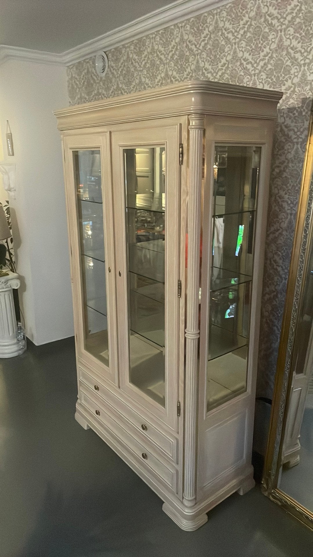 Landelijke kast met licht als nieuw, Ophalen, Zo goed als nieuw