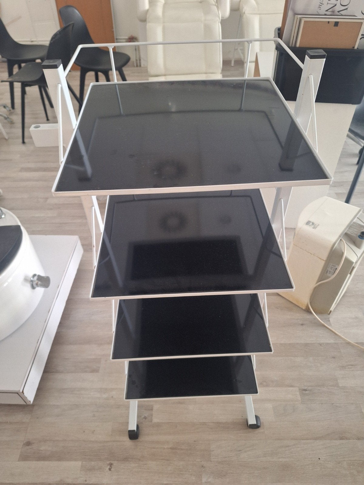Metalen displayrek / winkelrek met 4 glazen leggers – zwart/, Ophalen