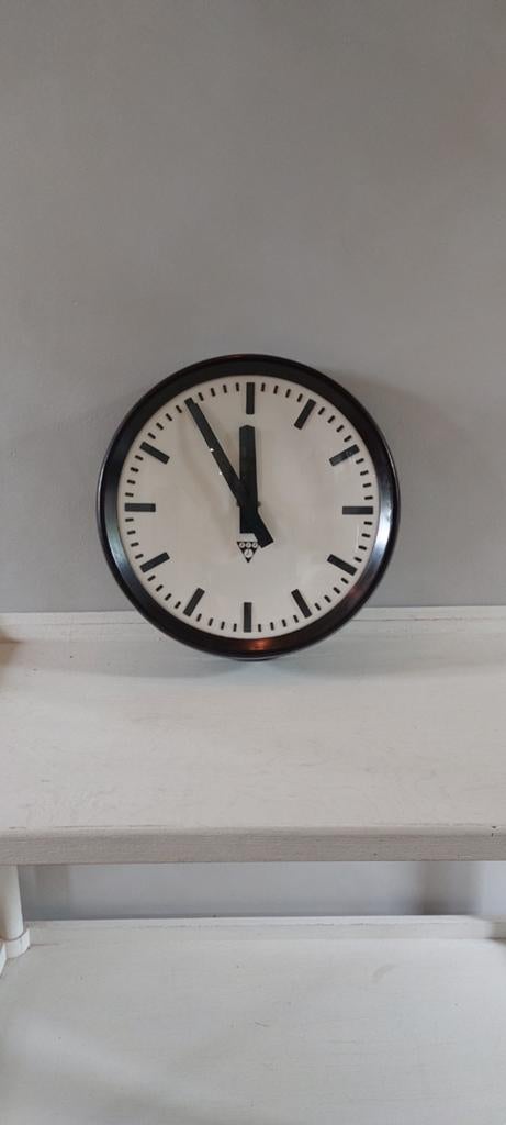 STATIONS D'HORLOGE EN BAKÉLITE, Enlèvement