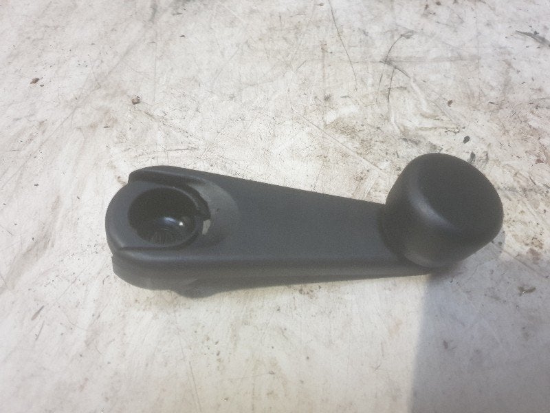POINGNEE DE VITRE BMW 3 serie Touring (E36 / 3) (51.32-8), Utilisé, BMW, Petuelring 130
80809  München, DE, Bayerische Motoren Werke AG