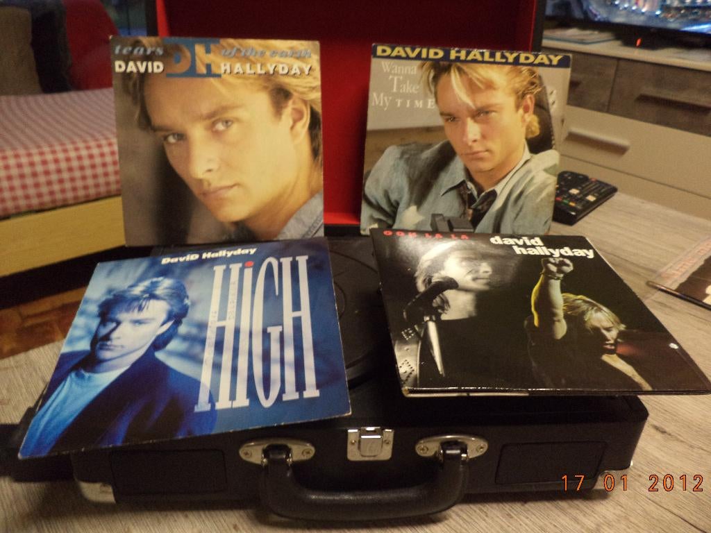 av 4 vinyl 45 t de david hallyday pour 5.00 euro, CD & DVD, Pochette photo, Enlèvement ou Envoi, 1980 - 1989, Comme neuf