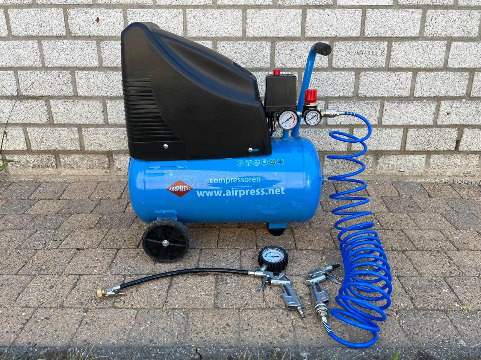 Airpress HLO 215-25 Compressor met 6-delige set, Doe-het-zelf en Bouw, Compressors, Ophalen, Zo goed als nieuw
