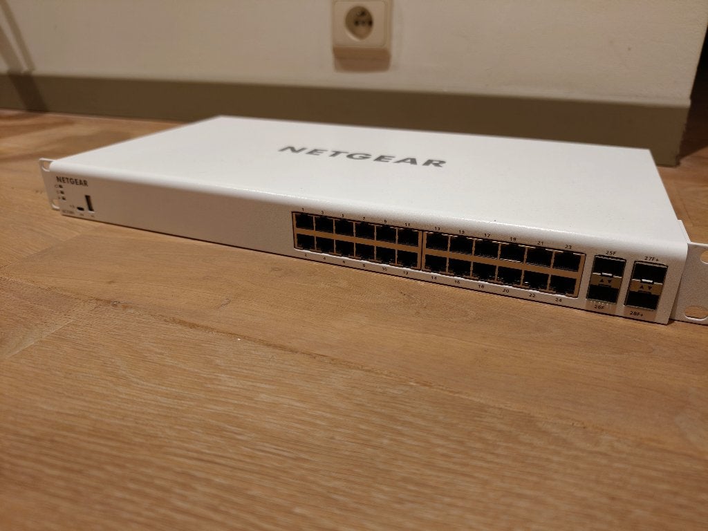 Netgear GC728X 24-Port Gigabit Managed Switch + 2x 10G SFP+, Enlèvement ou Envoi, Utilisé