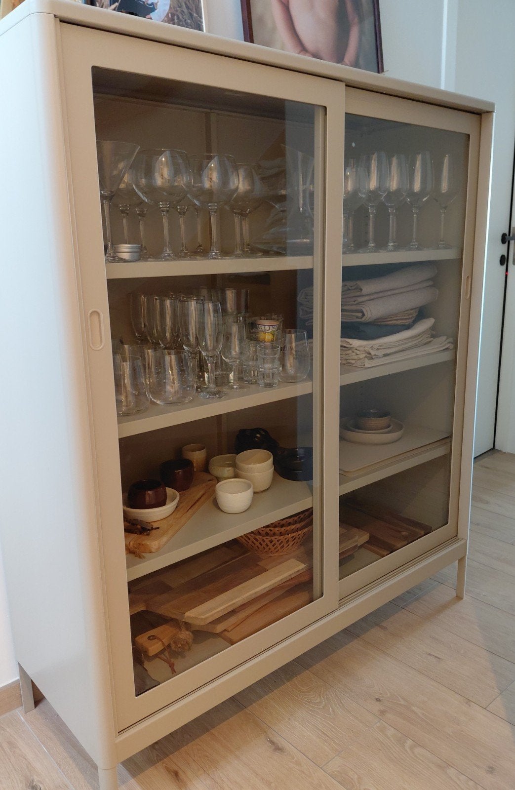 IDÅSEN Vitrinekast met schuifdeuren, beige, 120x140 cm, Huis en Inrichting, Kasten | Vitrinekasten, Ophalen