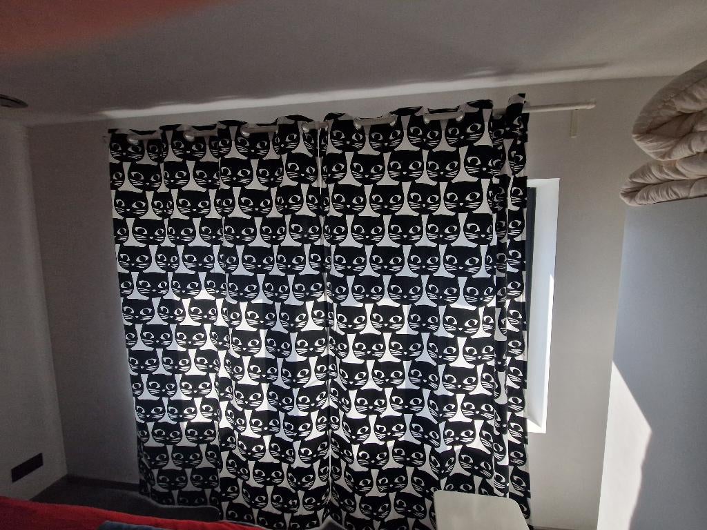 Deels-verduisterende gordijnen IKEA met poezen print, Ophalen, Zo goed als nieuw, 200 cm of meer, Zwart