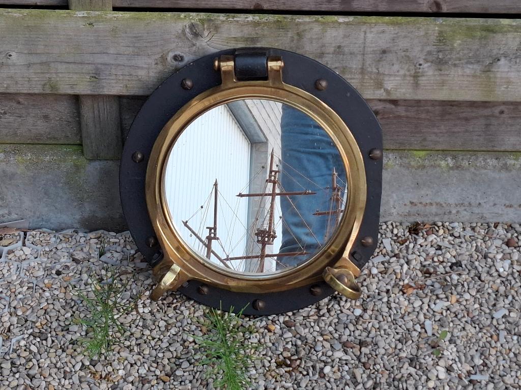 Een antieke messing patrijspoort, Ophalen