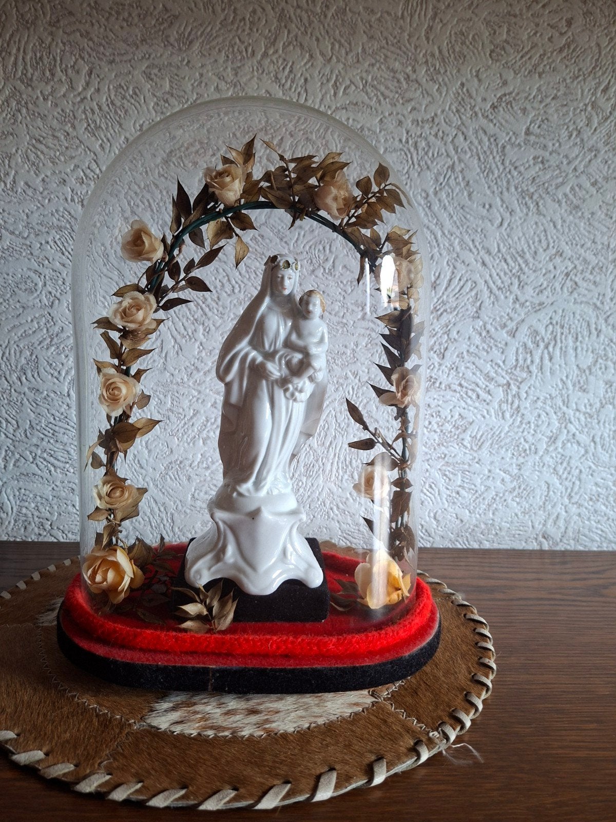 Cloche en verre avec statue de Marie., Enlèvement