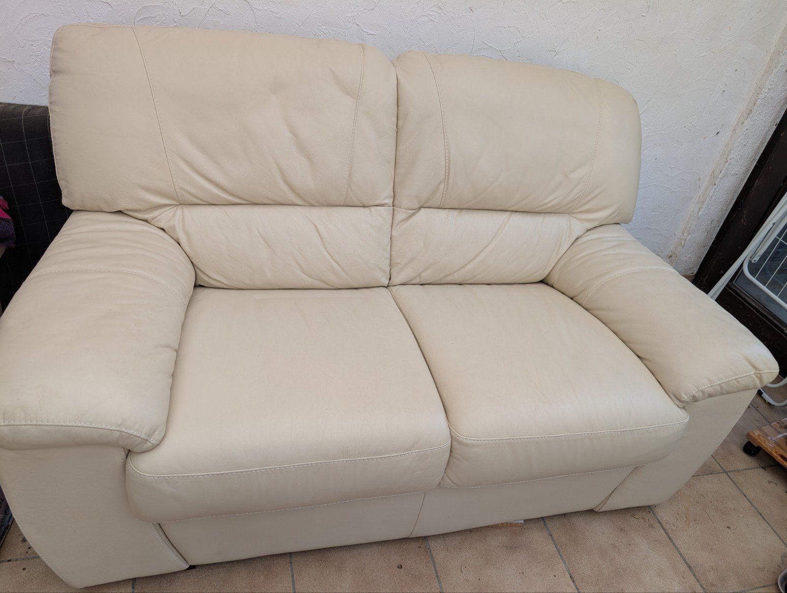 Canapé beige en cuir - 2 personnes, Maison & Meubles, Canapés | Salons, Banc droit, Comme neuf, Enlèvement, Cuir