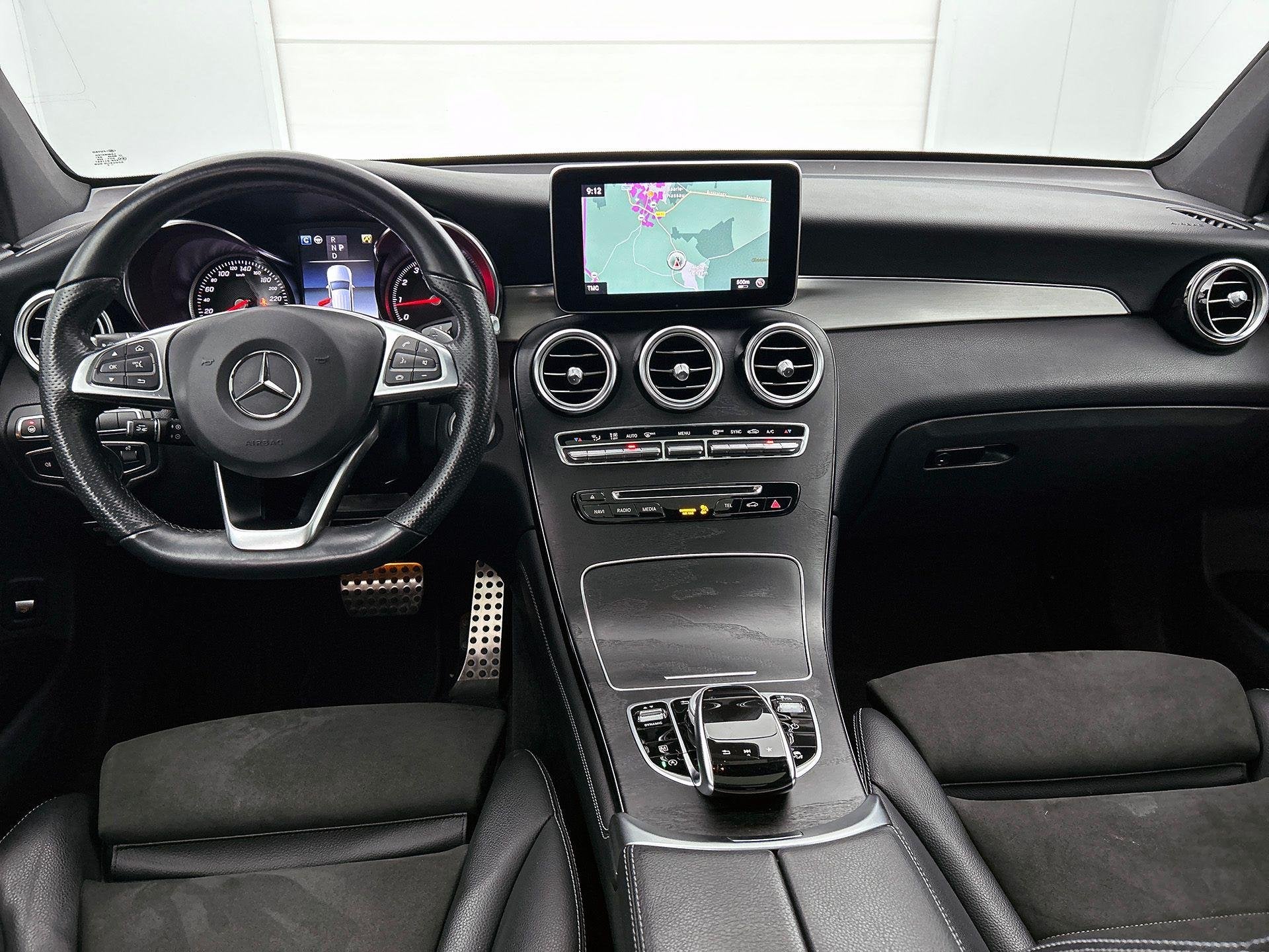 Mercedes-Benz GLC-klasse 250 4matic SUV AMG Line | Panoramis, Auto's, Mercedes-Benz, Dealer onderhouden, Stof, Gebruikt, Zwart