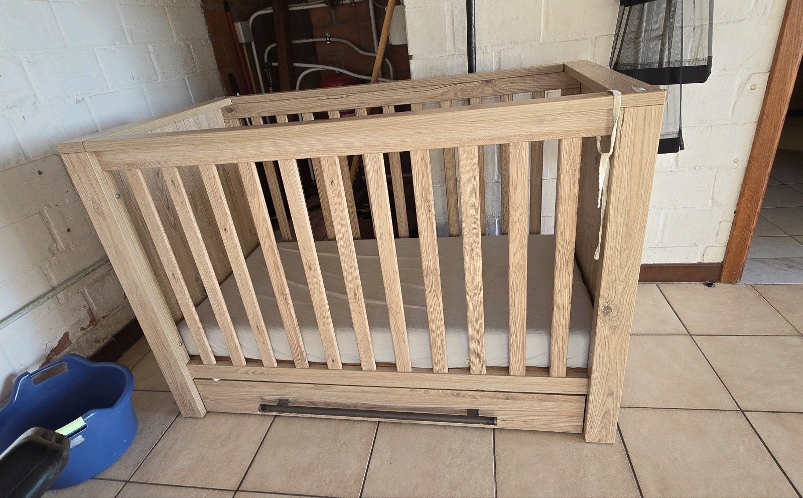 Babybedje met grote lade en bijhorende matras, Ophalen