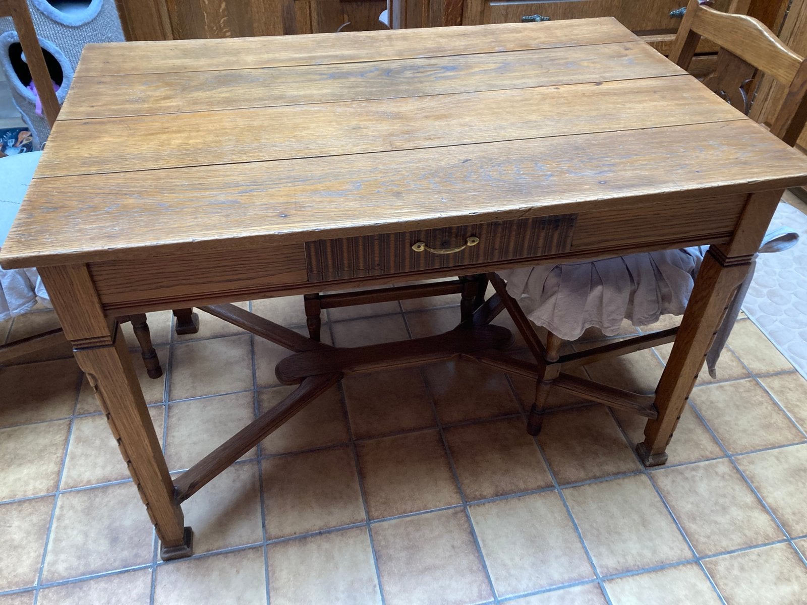 Volhouten keukentafel en 4 keukenstoelen met rotan zitvlak., Ophalen