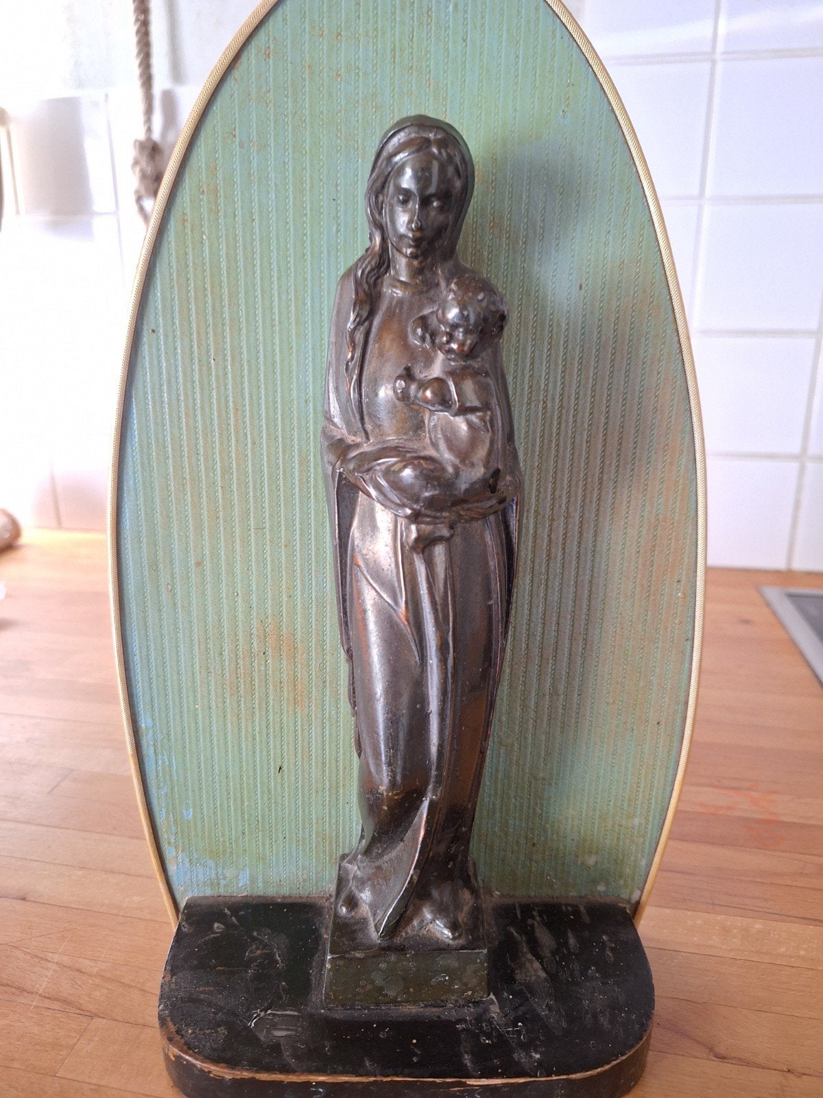 Belle ancienne statue de Marie, Enlèvement