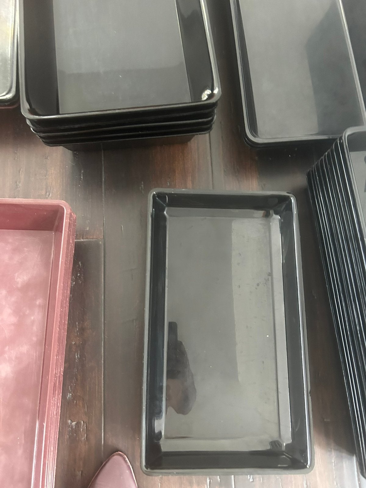 Lot de +100 plateaux plexi noirs – Boucherie / Traiteur, Enlèvement