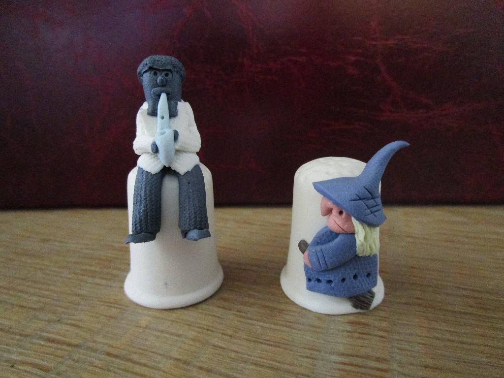 4 reliëf vingerhoedjes, Verzamelen, Vingerhoedjes, Ophalen of Verzenden, Nieuw, Overige materialen, Reliëf