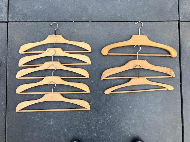 Lot de 8 cintres anciens en bois – années 50/60, Enlèvement ou Envoi, Comme neuf, Bois, Adultes