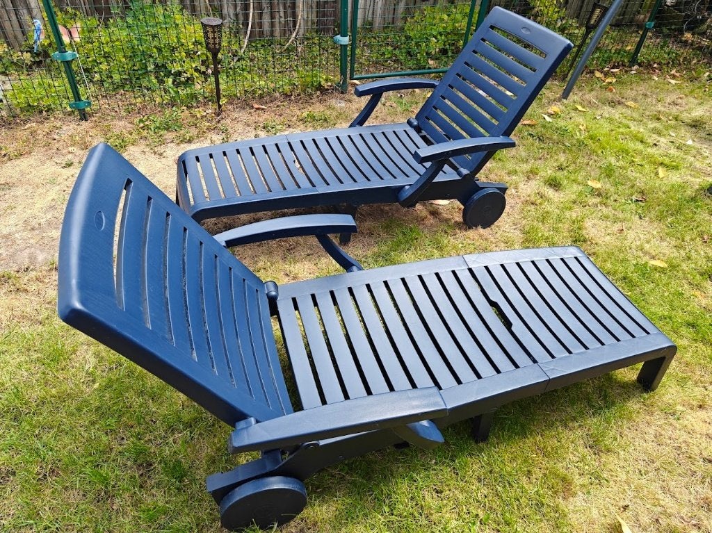 Twee opvouwbare ligstoelen voor tuin of terras, Ophalen, Gebruikt, Kunststof