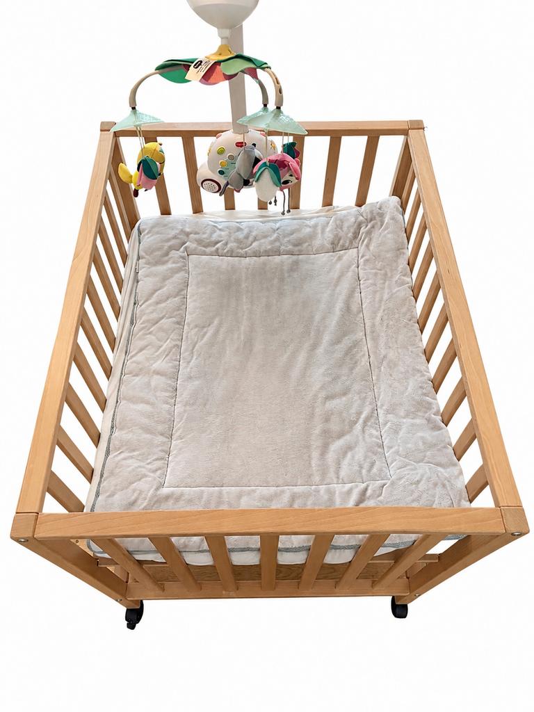 Box met muziekmobiel (Tiny Love) matras/ boxkussen, Kinderen en Baby's, Ophalen, Zo goed als nieuw, Wieltjes