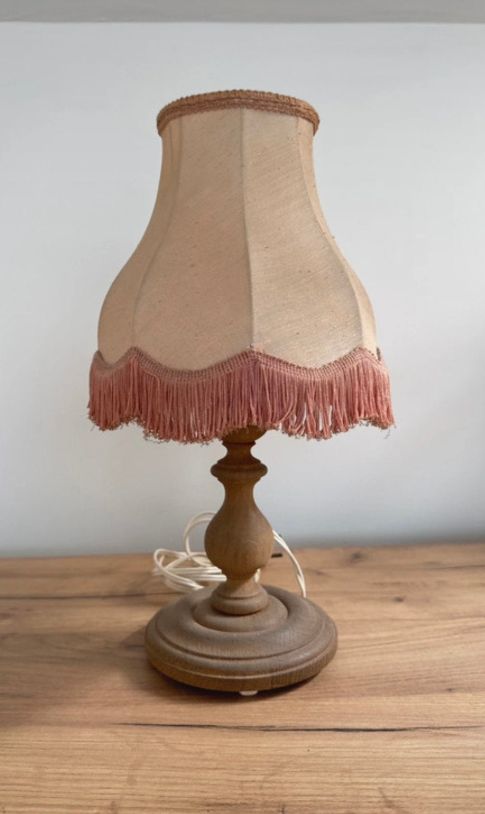 Lampe de table vintage en bois avec abat-jour, Maison & Meubles, Beige, Vintage, Enlèvement ou Envoi, Bois