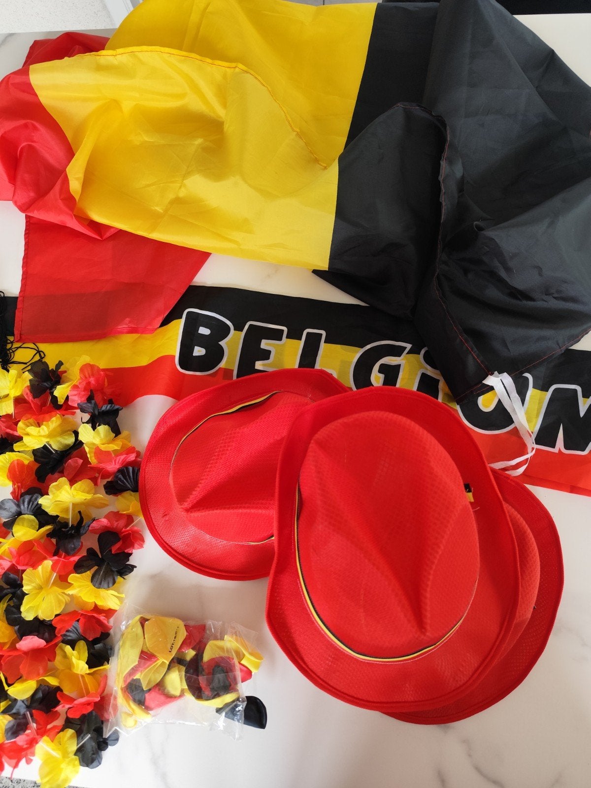 Voetbal accessoires: vlag, hoeden, halskrans..., Hobby en Vrije tijd, Feestartikelen, Ophalen