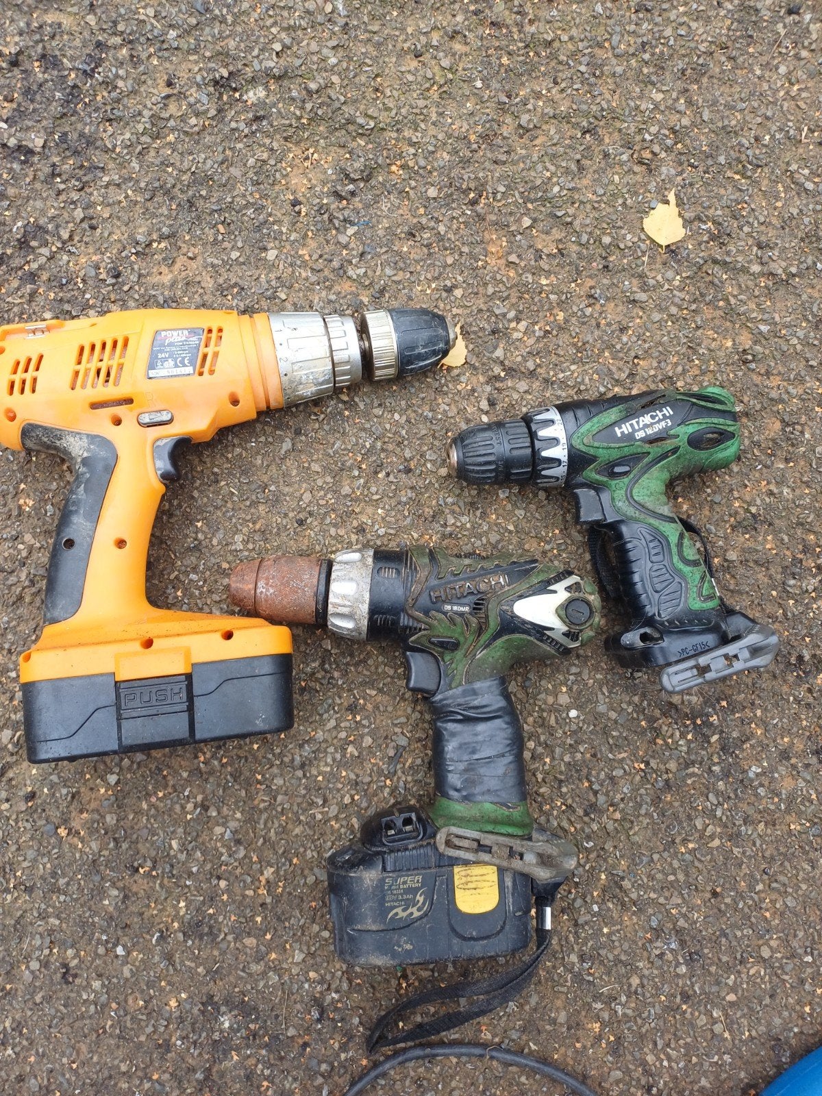 3 schroevendraaiers met 2 Hitachi, Ophalen
