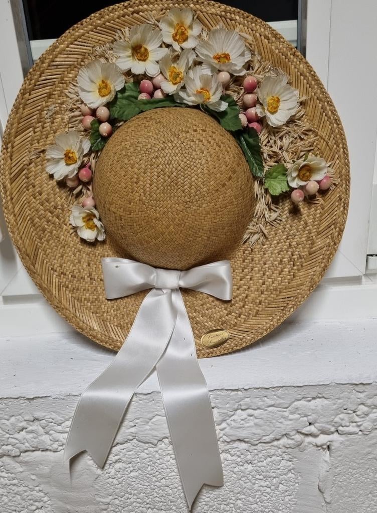 Chapeau décoratif en rafia  entouré de fleurs séchées, Maison & Meubles, Accessoires pour la Maison | Couronnes, Enlèvement ou Envoi