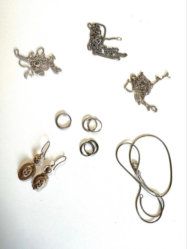 Kavel van 4 zilveren kettingen, 3 vintage oorbellen, Gebruikt, Zilver