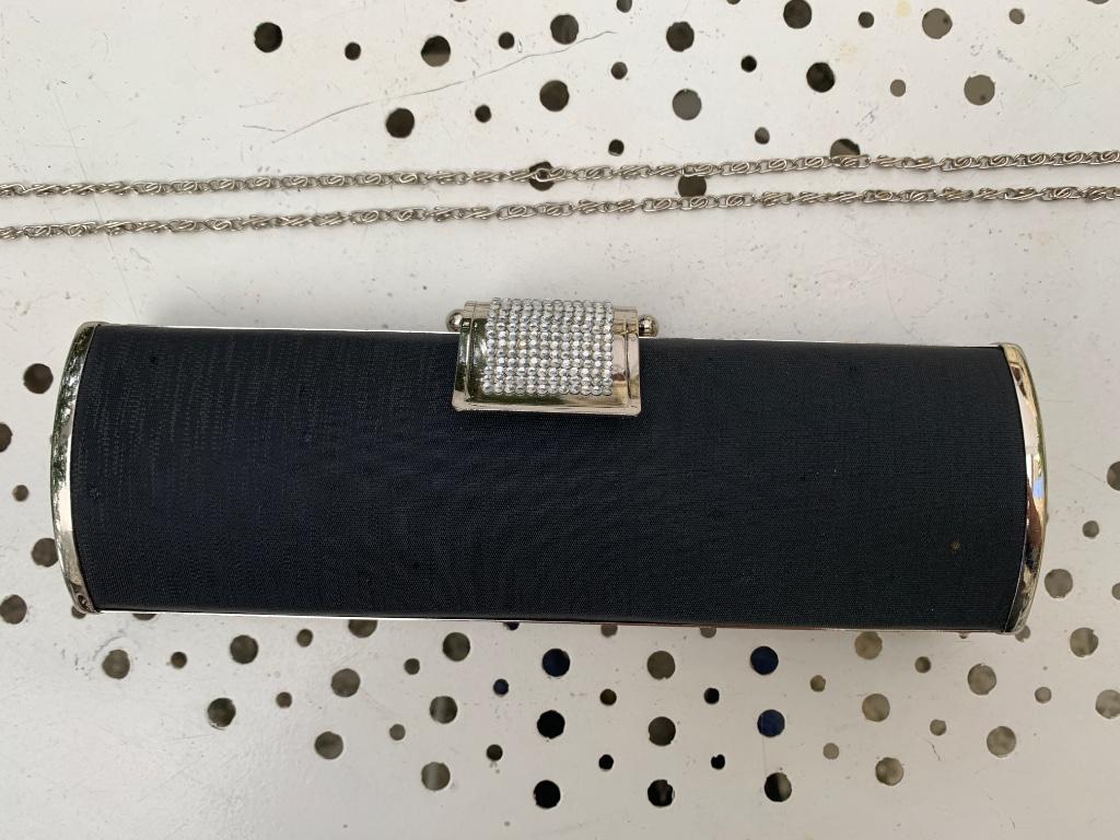 Pochette à bandoulière chaîne noir et argent fermoir orné de, Bijoux, Sacs & Beauté, Envoi, Utilisé, Noir, Autres marques