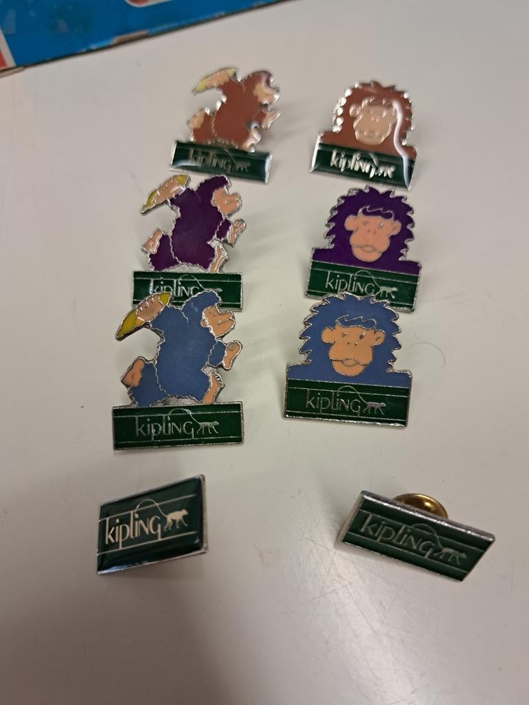 8 verschillende pins van Kipling jaren 90, Ophalen of Verzenden, Zo goed als nieuw