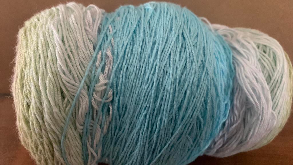 Breiwol wiel 230 gr nog volledig kleur oplopend rosé/bl(21), Hobby en Vrije tijd, Ophalen of Verzenden, Zo goed als nieuw