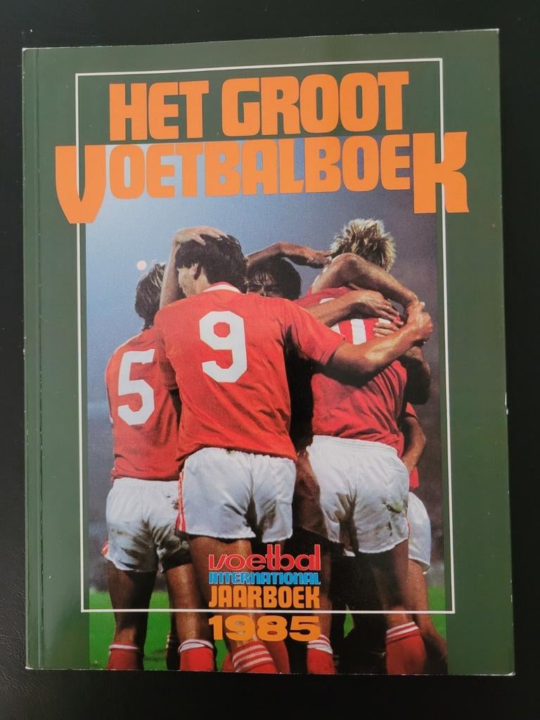 Het groot voetbalboek jaarboek 1985, Ophalen of Verzenden, Zo goed als nieuw