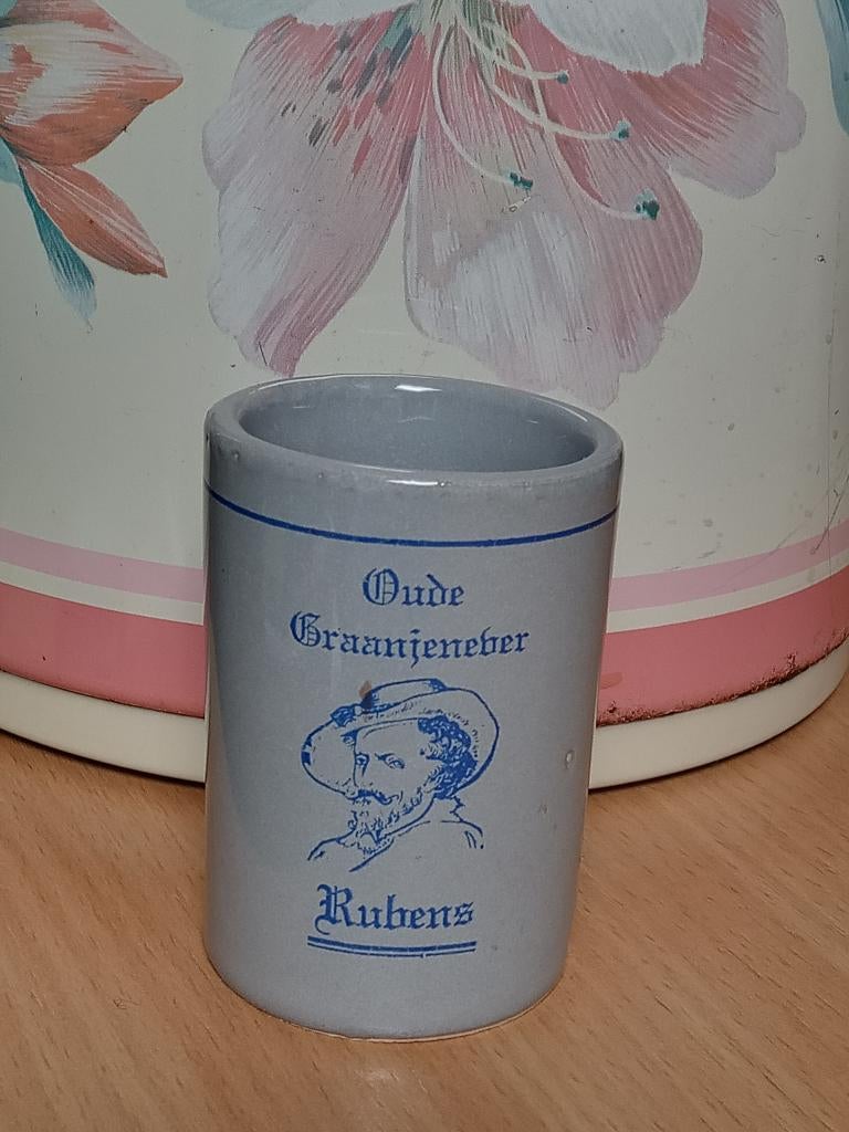 SHOT glaasje  RUBENS  JENEVER  In mooie staat  In keramiek., Ophalen of Verzenden, Zo goed als nieuw, Borrel- of Shotglas