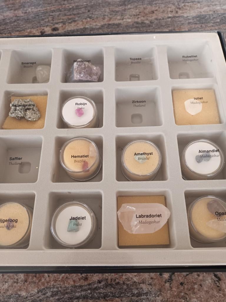 Doos natuursteentjes is niet meer volledig  te koop., Verzamelen, Mineralen en Fossielen, Ophalen