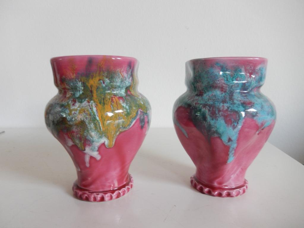 2 donkerroze geglazuurde vaasjes met blauwe en groene tinten, Moins de 50 cm, Enlèvement ou Envoi, Autres couleurs, Poterie ou Porcelaine