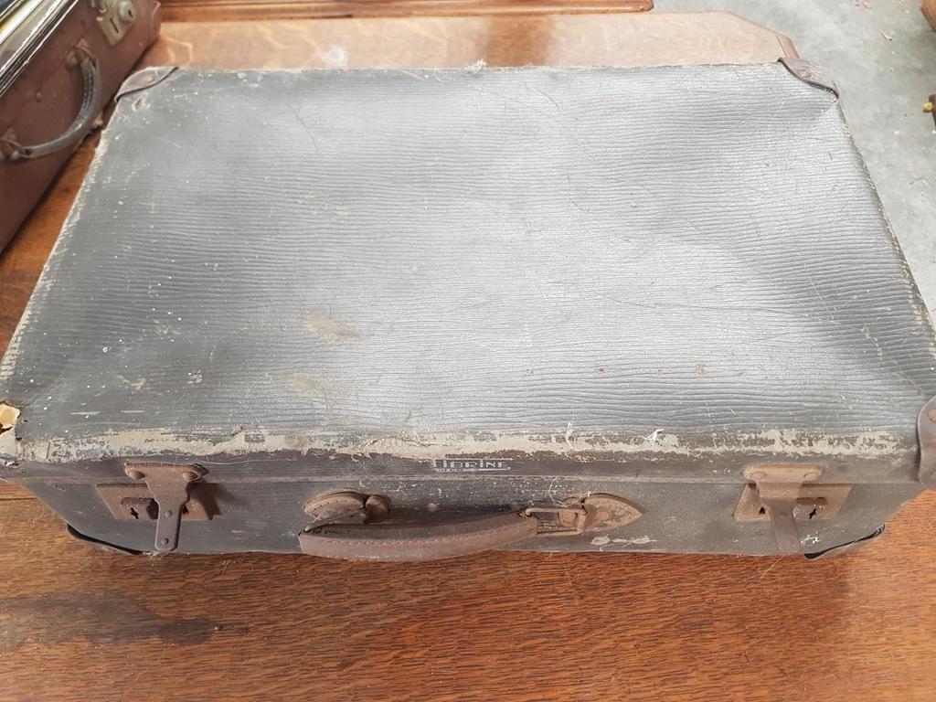 Ancienne valise de voyage, Enlèvement