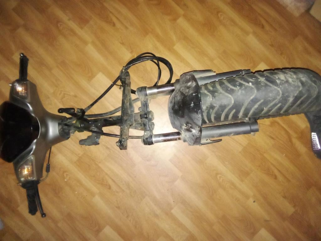 Voorvork met accessoires erop KEEWAY scooter, Ophalen, Frame