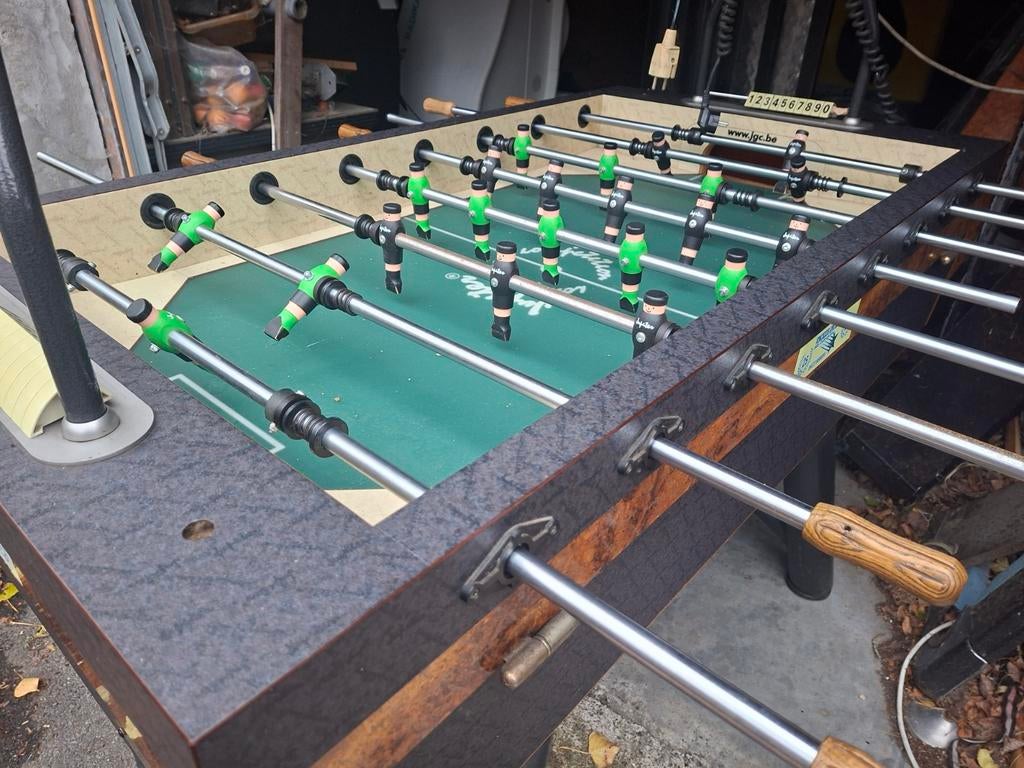 Jupiter voetbaltafels met lamp vanaf 1700 euro., Ophalen