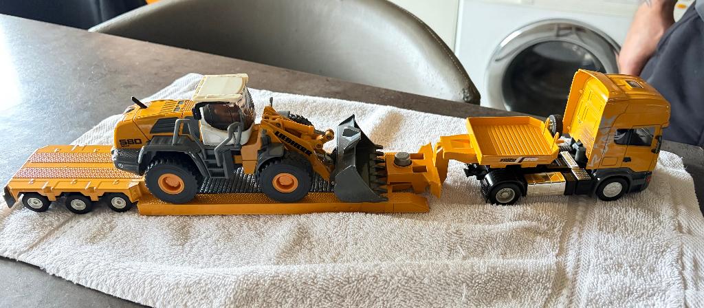 Scania vrachtwagen dieplader met bulldozer, Verzamelen, Ophalen, Zo goed als nieuw, Auto's